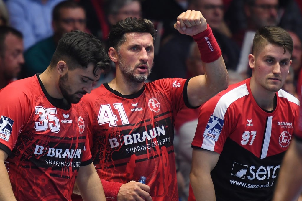 Melsungens Alexander Petersson (m) ist positiv auf das Coronavirus getestet worden - ebenso dessen Mannschaftskameraden Andre Gomes und Paul Kompenhans.