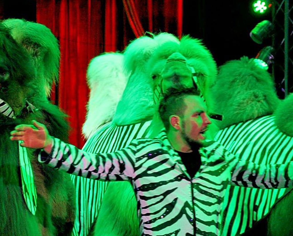 Der Circus Paul Busch gastiert in Bitterfeld. Zum Programm gehören auch Tiernummern.