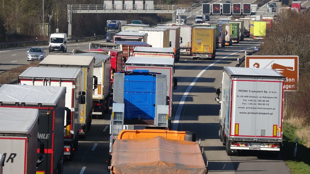 Auf der A2 in Richtung Hannover ist am Dienstagmorgen (1. März) in der Nähe der Abfahrt Marienborn/Helmstedt ein Lkw in einen weiteren Sattelzug gekracht. Die Bergungsarbeiten dauern an. Dadurch kommt es zu einen kilomerlangen Stau.