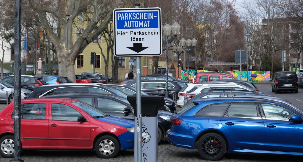 Autofahrer müssen auf dem Platz vorm Kunstmuseum Moritzburg einen Parkschein lösen. Tagestickets gibt es in der Altstadt nicht mehr.