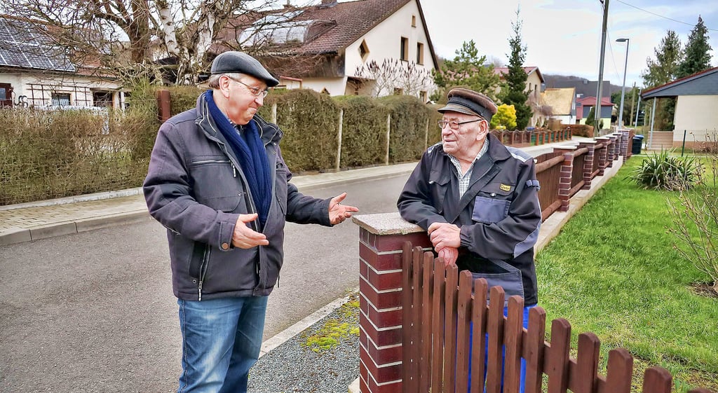 Gespräch über den Gartenzaun an der Wasserwerkstraße in Sittichenbach: Gerhard Linz und Heinrich Schneider (re.).