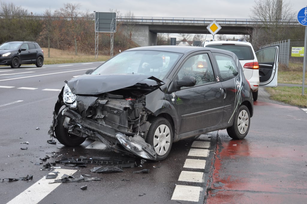 Im Kreuzungsbereich Bismarker Straße, Industriegebiet sowie Auf- und Abfahrt zur Umgehungsstraße hat sich am Mittwochnachmittag ein Unfall ereignet.