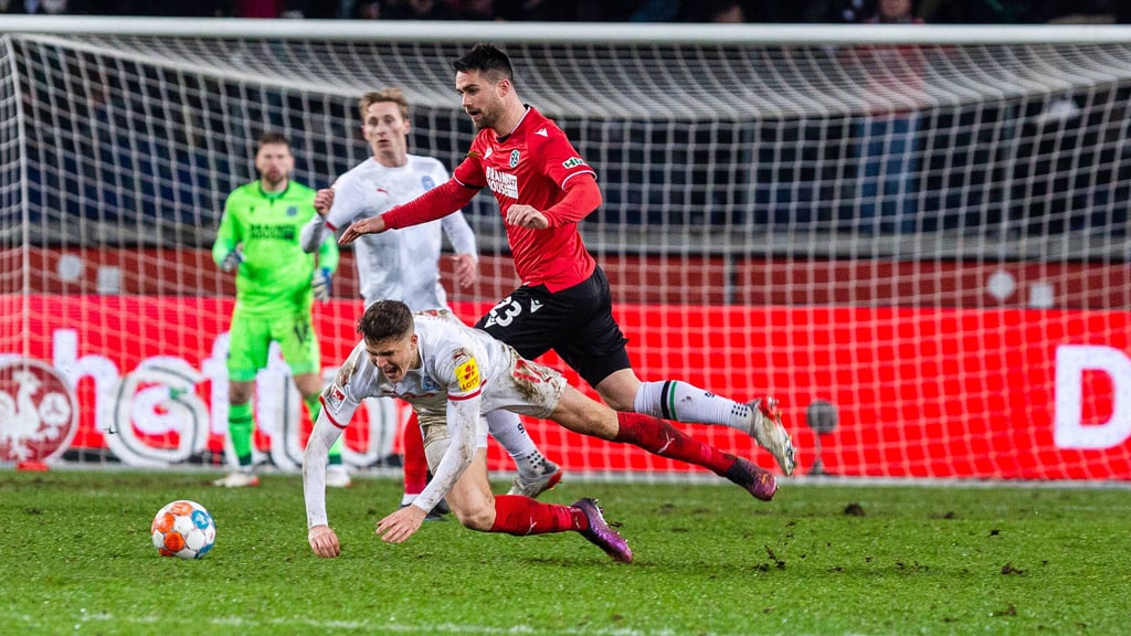 Beim Spiel zwischen 96 und Kiel hat der Rasen in Hannover gelitten.