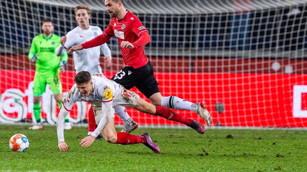 Beim Spiel zwischen 96 und Kiel hat der Rasen in Hannover gelitten.