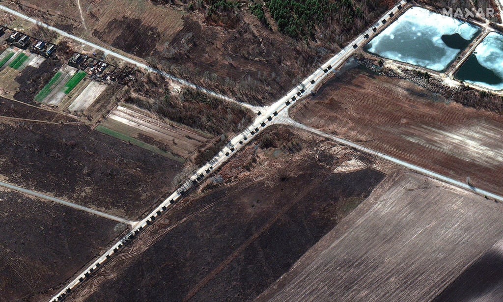 Ein russischer Militärkonvoi nordwestlich von Invankiv in der Ukraine.