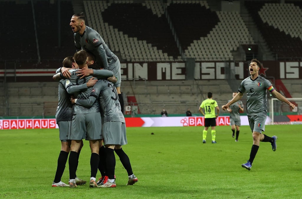 Fußball: DFB-Pokal, FC St. Pauli - Borussia Dortmund, Achtelfinale, Millerntor-Stadion. St. Paulis Spieler jubeln nach dem Eigentor durch Dortmunds Axel Witsel (nicht im Bild) - 2:0 für St. Pauli. (WICHTIGER HINWEIS: Gemäß den Vorgaben der DFL Deutsche Fußball Liga bzw. des DFB Deutscher Fußball-Bund ist es untersagt, in dem Stadion und/oder vom Spiel angefertigte Fotoaufnahmen in Form von Sequenzbildern und/oder videoähnlichen Fotostrecken zu verwerten bzw. verwerten zu lassen.)