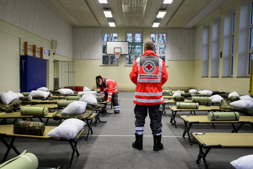In einer Schulturnhalle in der Frohen Zukunft haben Helfer des DRK bereits eine Notunterkunft für bis zu 100 Personen eingerichtet.