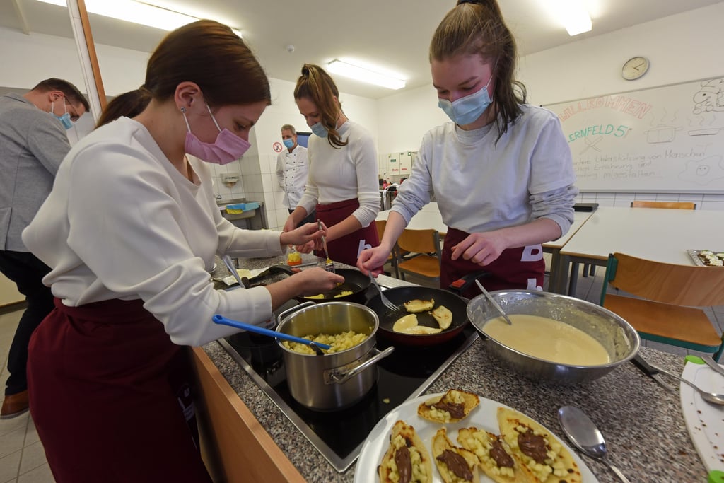 Rund 1.200 Schüler lernen in den Berufsschulen "Wema". Ausbildungsbestandteil der Fachrichtung Sozialassistenz ist auch das Kochen.