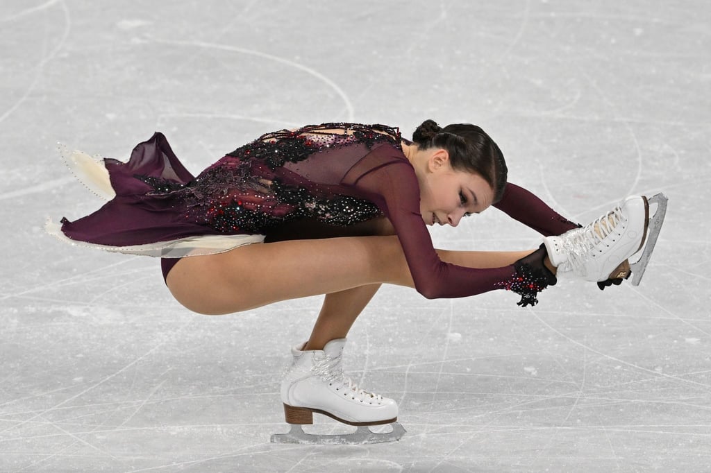 Die russische Eiskunstläuferin Anna Schtscherbakowa erhielt bei den Olympischen Winterspielen in Peking Gold.