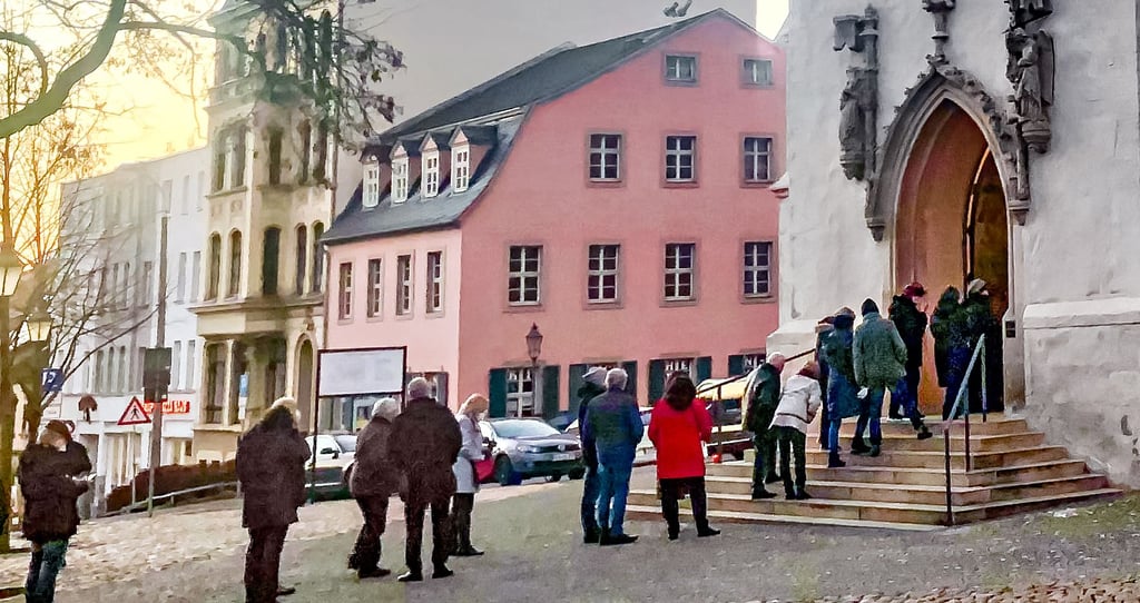Viele Zeitzer kamen am Sonntag zum Friedensgebet in die Michaeliskirche. Vor dem Gotteshaus bildete sich eine Schlange am Einlass.