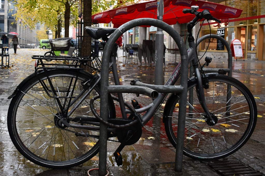 Ein belegter Fahrradständer in Magdeburg. Im Stadtteil Stadtfeld sollen zusätzliche Abstellmöglichkeiten entstehen.