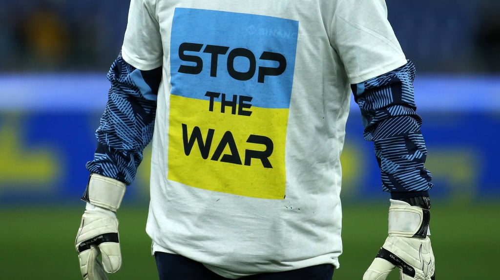 Spieler von Lazio Rom tragen beim Aufwärmen in der Serie A T-Shirts mit klaren Botschaften.