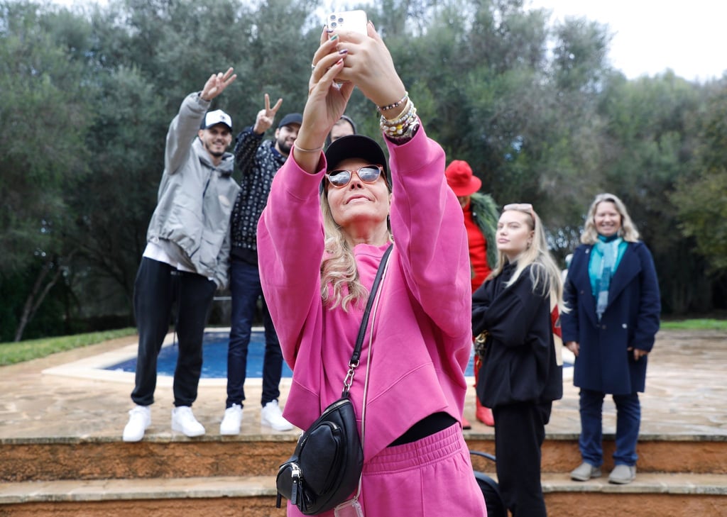 Natascha Ochsenknecht (vorne) macht ein Foto ihrer Familie auf Mallorca.