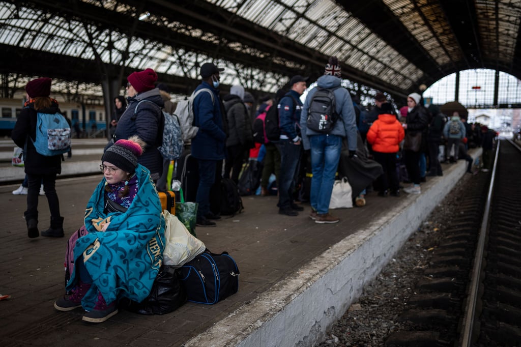 Zahlreiche Ukrainer fliehen vor dem russischen Angriffskrieg - wie hier am Bahnhof in Lviv unweit von Polen - aus ihrer Heimat und suchen Schutz in der Europäischen Union.