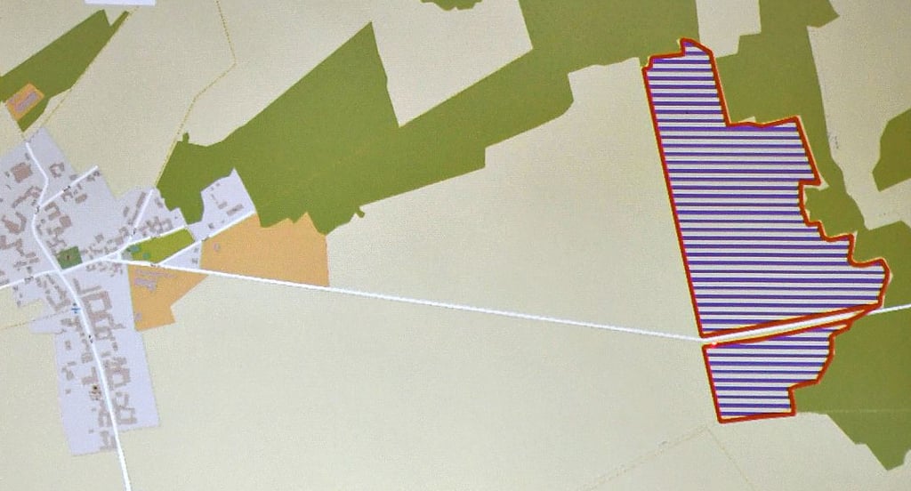 Diese Karte wurde an die Wand projiziert. Der Solarpark soll auf der gestrichelten Fläche entstehen. Links ist Kaulitz, bei der weißen Linie handelt es sich um den Weg nach Schrampe.