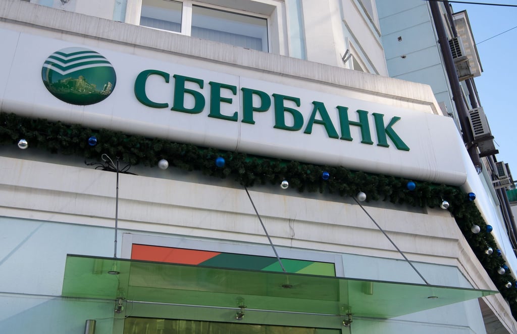 Das Logo der Sberbank an einer Filiale in Russland.