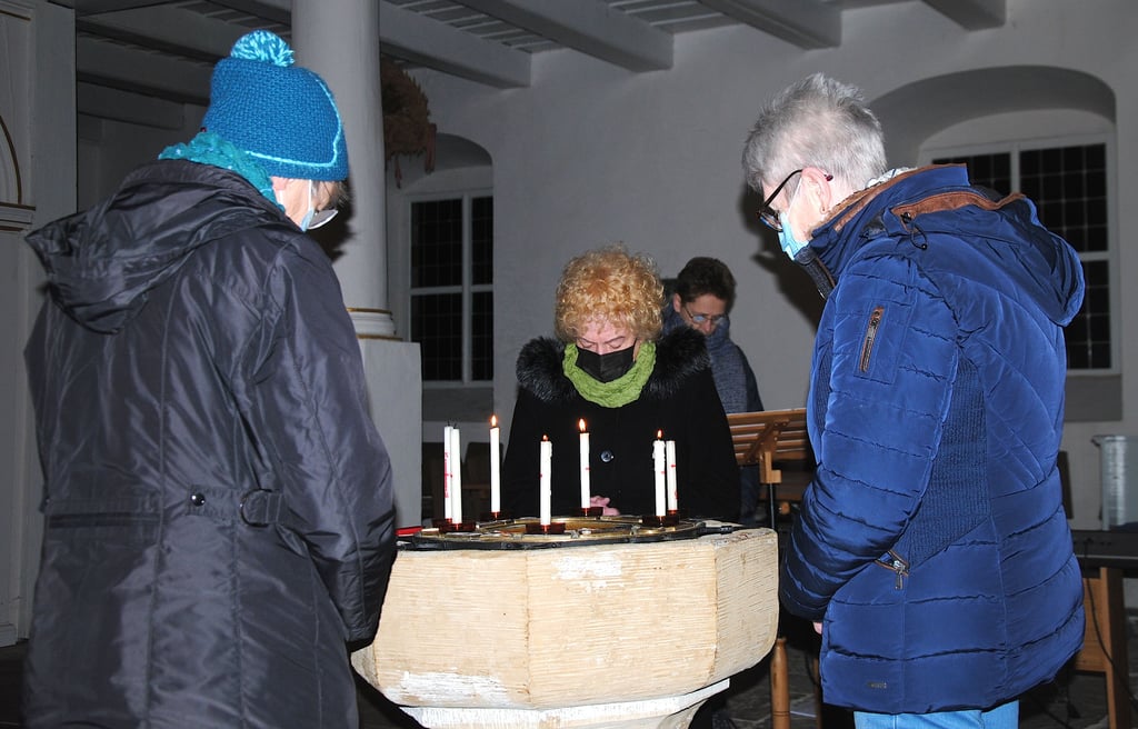 Besucher des Friedensgebets zünden in der Beetzendorfer Marienkirche für die Menschen in der Ukraine Kerzen an.