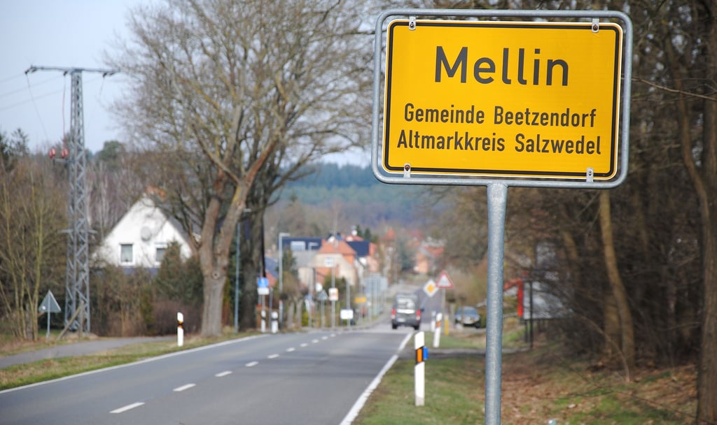 Schnurgerade führt die B 248 aus Richtung Brome nach Mellin hinein. Damit Autofahrer hier den Fuß vom Gas nehmen, soll im Zuge des Straßenausbaus eine Verkehrsinsel errichtet werden.