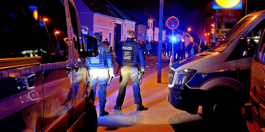 Polizeikräfte haben am Montagabend die Spaziergänger daran gehindert, erneut am Privathaus des Bürgermeisters vorbeizumarschieren.
