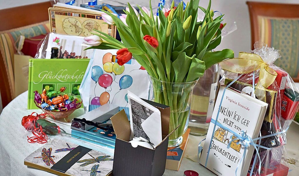 Zur Verabschiedung in den Ruhestand gab es viele Präsente und Blumengrüße.