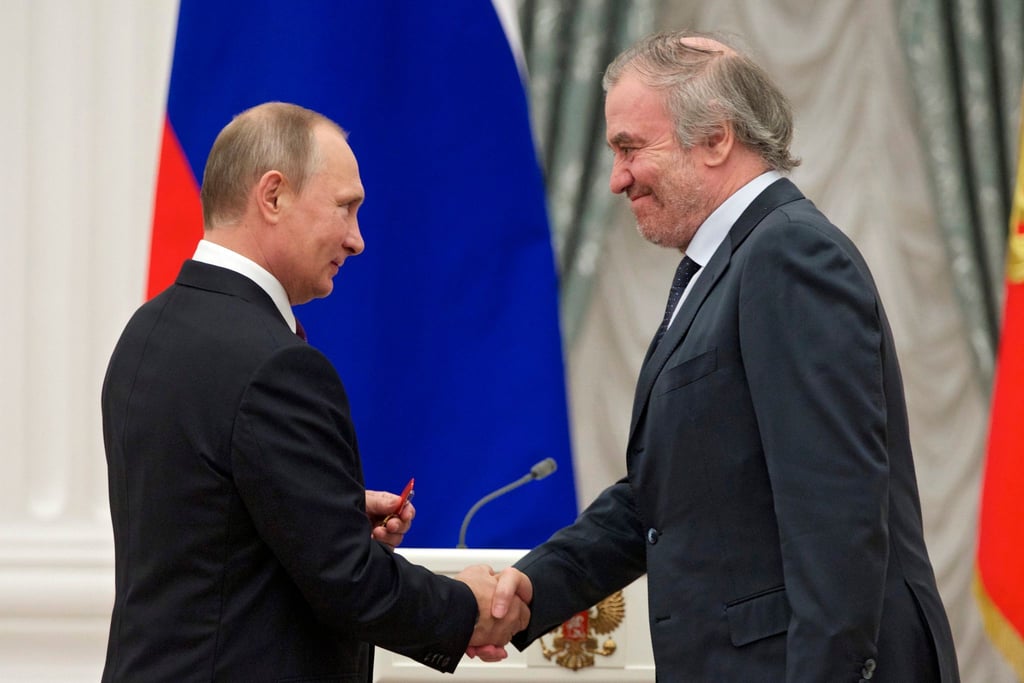 Der russische Präsident Wladimir Putin (l) zeichnete Waleri Gergijew 2016 mit dem Orden „Für Verdienste um das Vaterland“ im Kreml aus.
