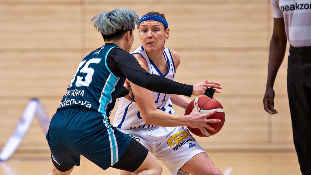 Rachael Vanderwal steht beim Sieg über Freiburg Shiori Yasuma gegenüber.