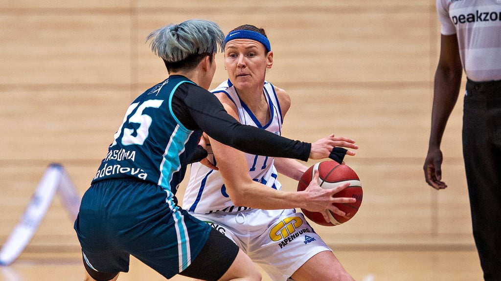 Rachael Vanderwal steht beim Sieg über Freiburg Shiori Yasuma gegenüber.