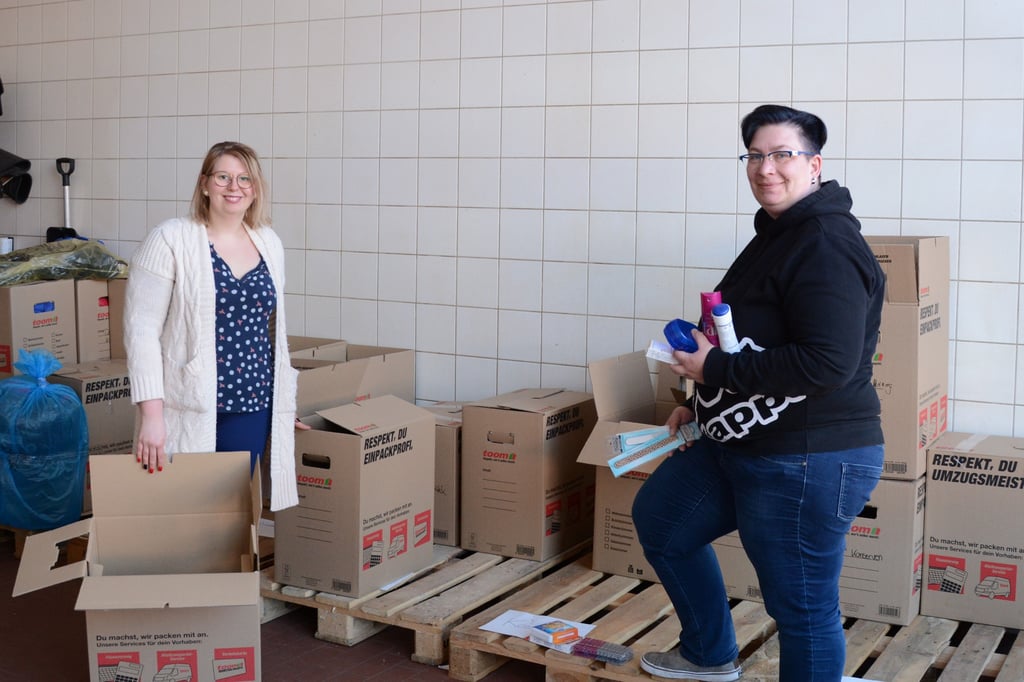 Christina Ritter und Daniela Radke nehmen die Spenden der Zerbster entgegen und verpacken sie in Kartons.