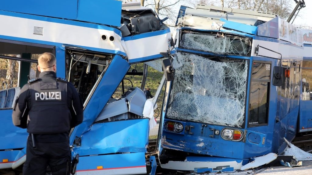 Beim Zusammenstoß von zwei Straßenbahnen in der Rostocker Südstadt sind am Mittwoch rund 30 Menschen verletzt worden.