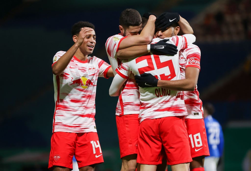 Die Spieler von RB Leipzig jubeln nach dem 2:0 gegen Hansa Rostock.