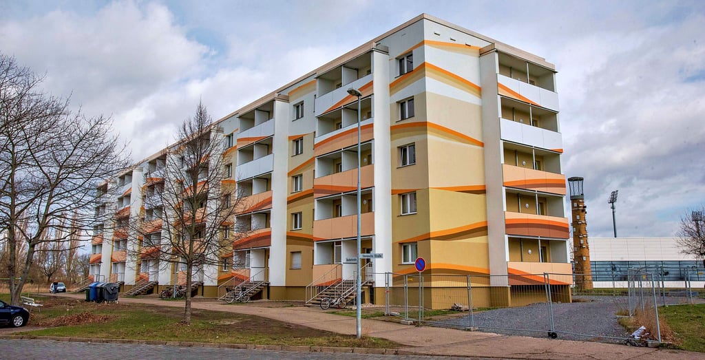 Farbtupfer in der Bauhofstraße in unmittelbarer Nähe des Sportbades. Der Block wurde generalsaniert.