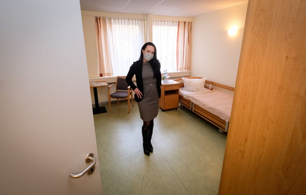 Heimleiterin Silvana Loß hat das Zimmer im Haus Saaleblick bereits für die ersten Flüchtlinge aus der Ukraine vorbereitet.