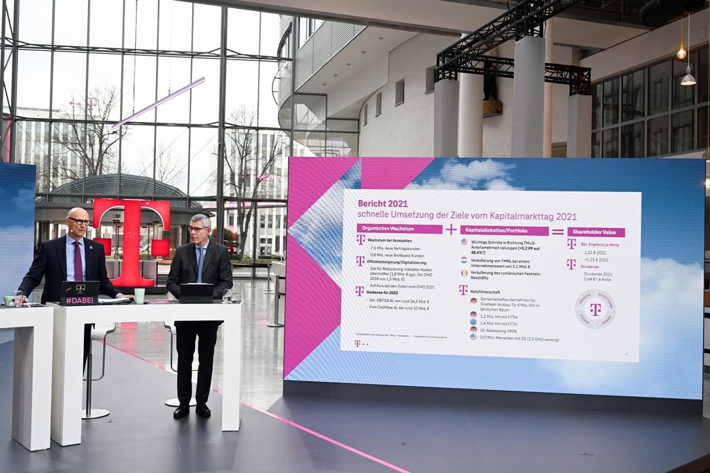 Telekom-Konzernchef Tim Höttges (l) und Finanzvorstand Christian Illek bei der Präsentation der Jahreszahlen für 2021.