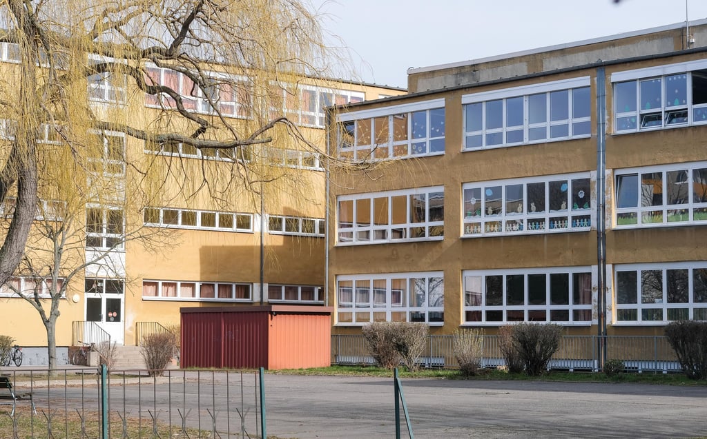 Die Grundschule „Westliche Neustadt“ kämpft mit Rissen in den Wänden, bröckelndem Putz und Personalmangel. Eine Sanierung ist nicht in Sicht.