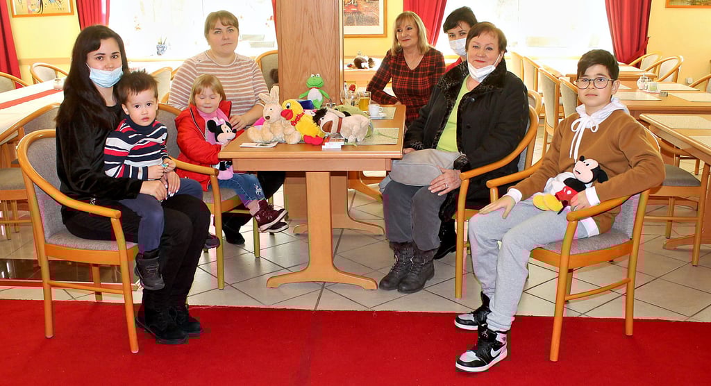 Dima (10, von rechts), Nina, Natascha, Dolmetscherin Ludmila Wlassuk, Viktoria, Irina (3), Karina und Ivan (2) haben im Ilsenburger Waldhotel eine vorläufige Unterkunft gefunden.