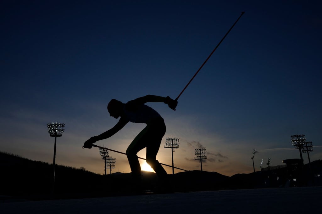 Ein Biathlet läuft auf einer Strecke.