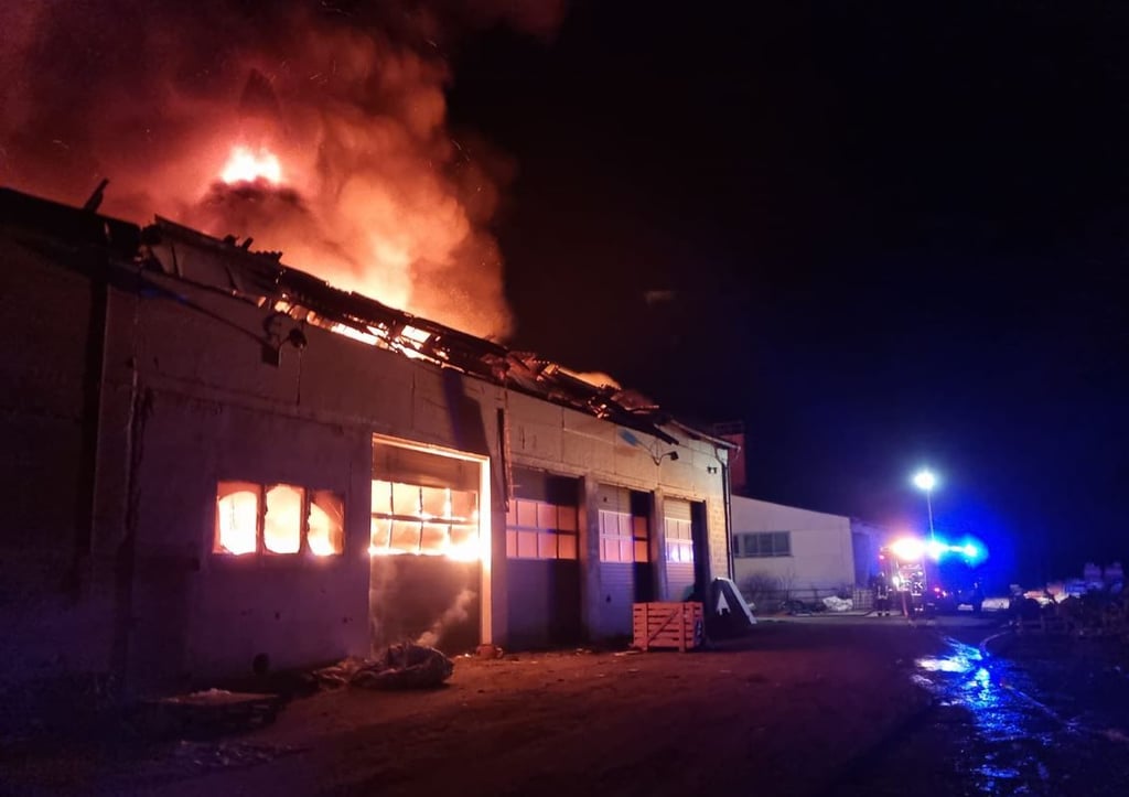 Beim Eintreffen der Feuerwehren stand das Futterlager der Schweinemastanlage in Zilly bereits lichterloh in Flammen.