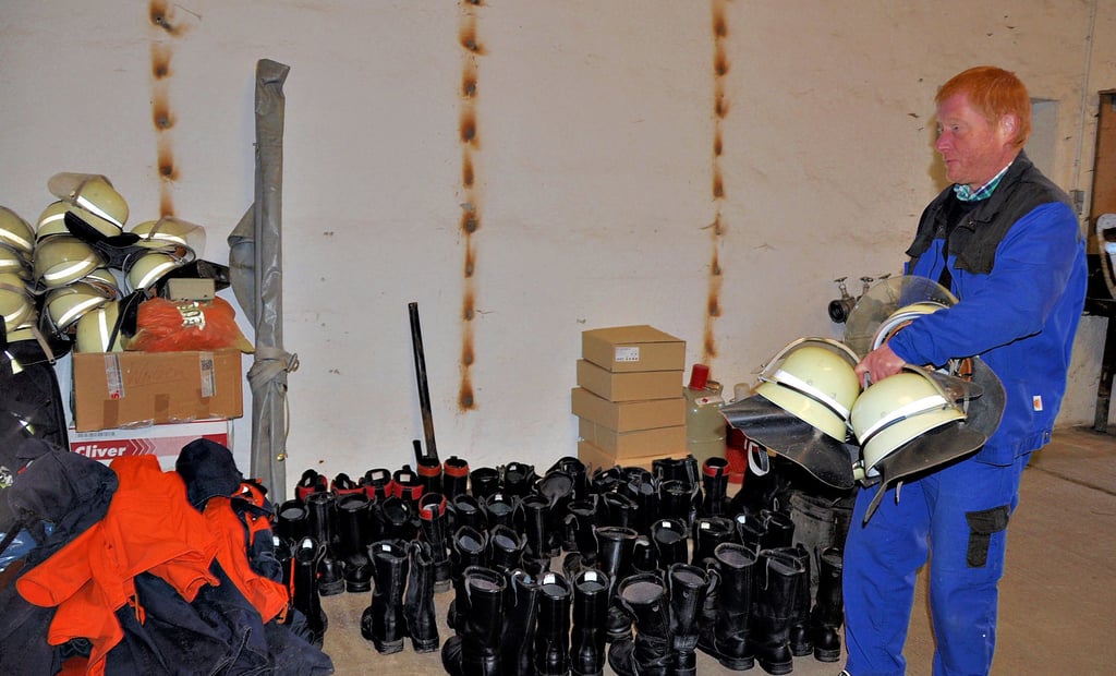 Peter Klinke von der Freiwilligen Feuerwehr Osterburg brachte gestern unter anderem Helme nach Busch. In dem Depot lagern außerdem Stiefel und Kleidung für die Feuerwehren in der Ukraine, die diese Art Unterstützung benötigen.