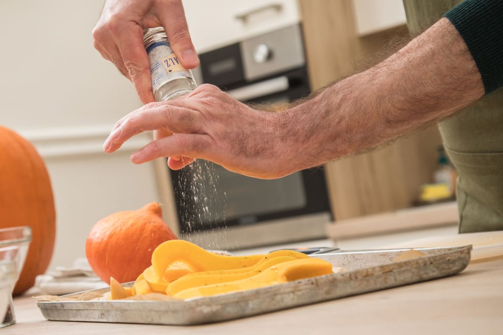 Zu viel Speisesalz tut uns auf Dauer nicht gut. Daher gilt: Lieber selbst kochen als auf Fertiggerichte setzen.