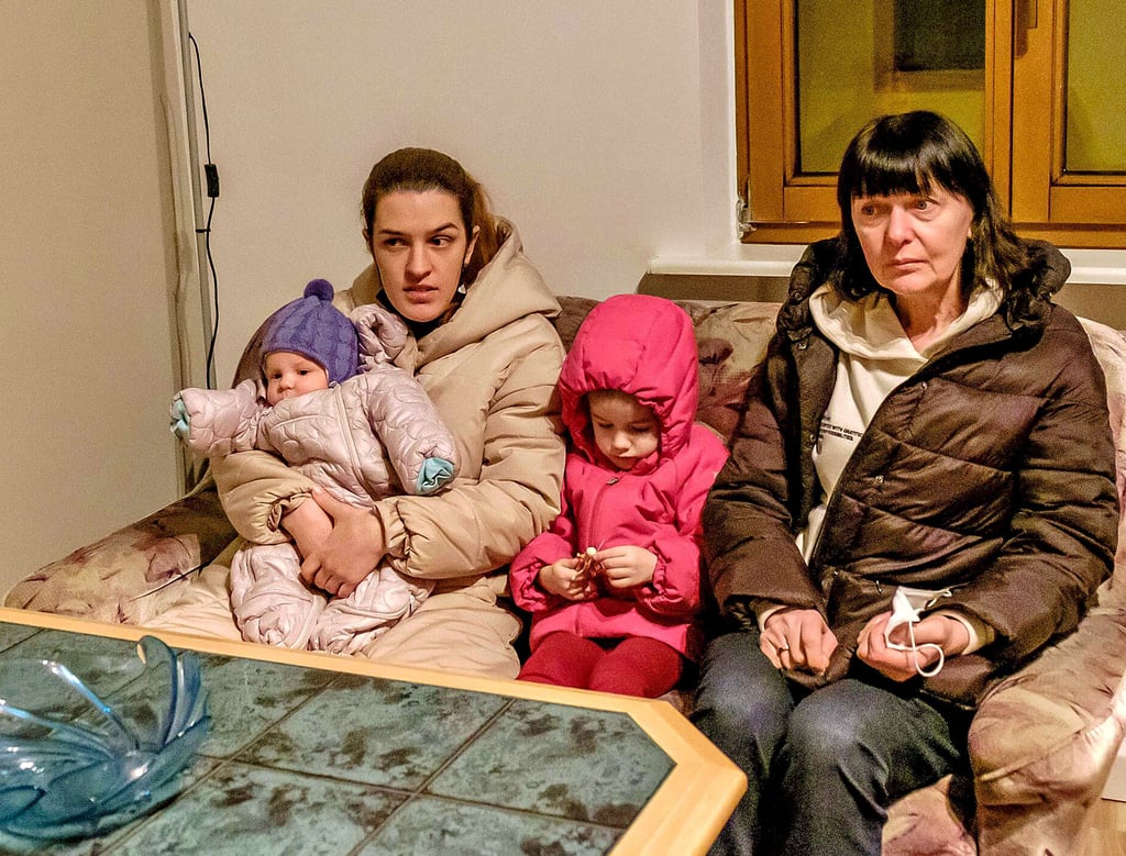 Kateryna Omelchuk (l.) mit ihren Kindern und Lyobov Hrebenyuk aus der Ukraine sind am Montag in Wittenberg eingetroffen. Sie sind nun in einer Wiwog-Gästewohnung untergekommen.