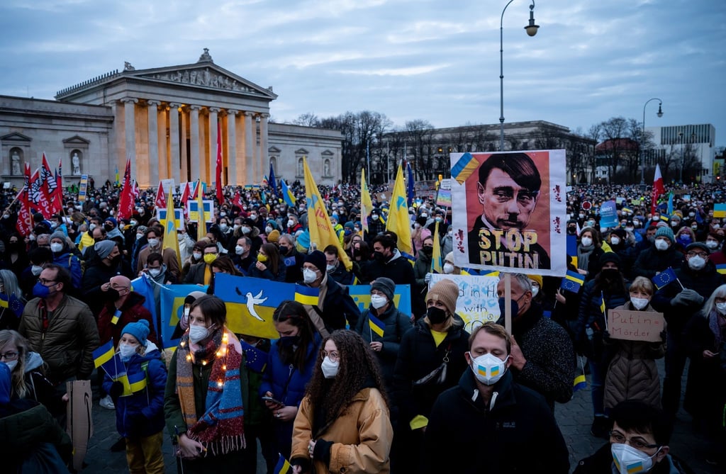 Demonstranten protestieren auf dem Königsplatz in München unter dem Motto „Frieden in Europa, Solidarität mit der Ukraine“ gegen den Krieg in der Ukraine.
