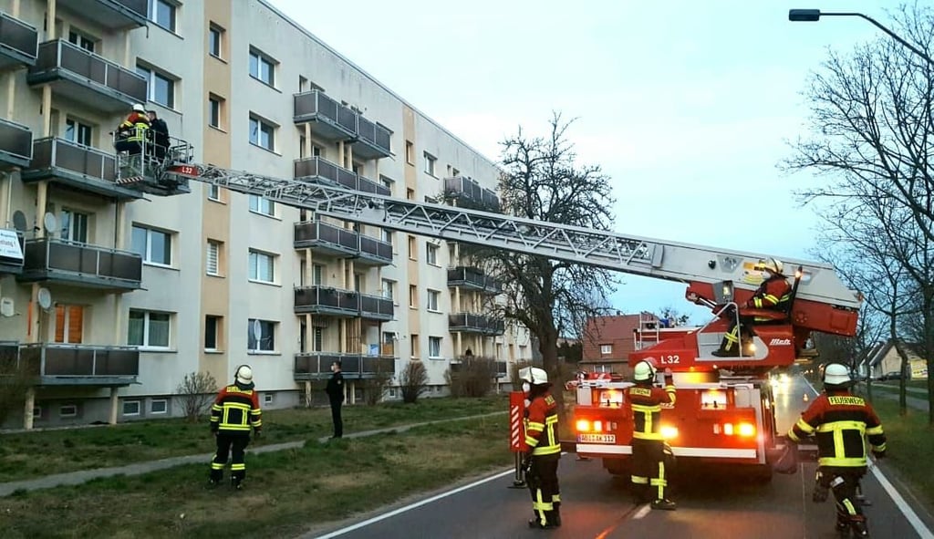 Die Feuerwehr war in Aken mit der Drehleiter im Einsatz um den flüchtigen Mann vom Balkon zu holen.