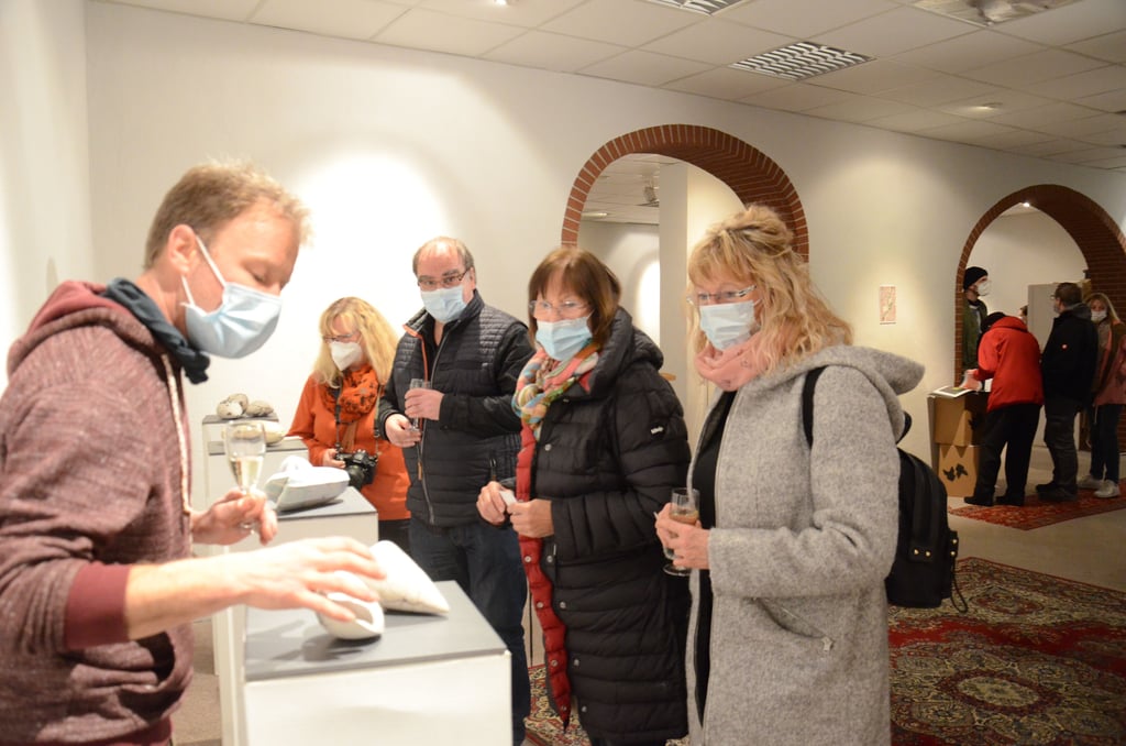 Simon Hof (links) stellt derzeit in Kalbe seine Meereswesen aus Keramik aus. Er ist einer der sechs Stipendiaten, die den Wintercampus des Künstlerstadt-Vereines Kalbe mit einer Ausstellung eröffnet haben. Bis zum 27. März werden weitere Künstler erwartet.