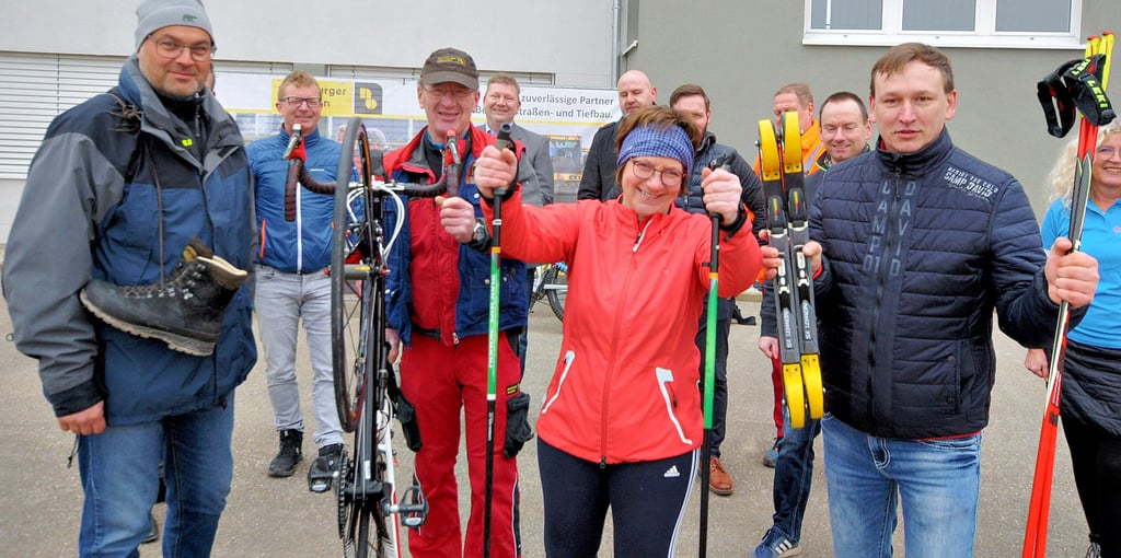 Ob Wandern, Radeln, Walken oder Skaten: Bei der „Tour de NBU“ der Naumburger Bauuion kommt es auf jeden sportiv absolvierten Kilometer an. Vorn von links strahlen Alexander Lettau, Walter Wünscher, Beate Schlegel und Uwe Neugebauer in die Kamera.