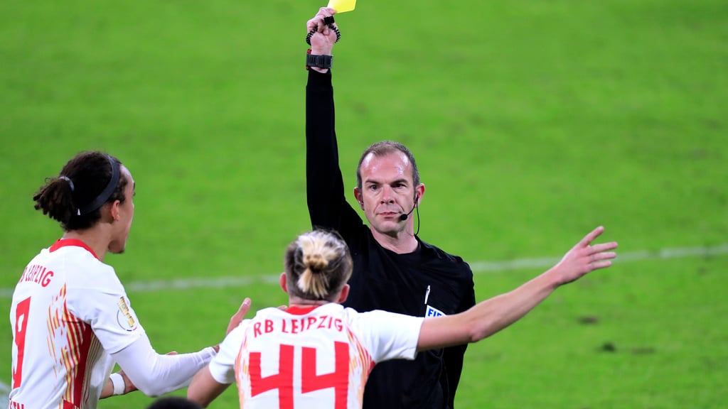 Schiedsrichter Marco Fritz zeigt Kevin Kampl im März 2021 gegen Wolfsburg die gelbe Karte.