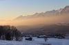 Sonnenaufgang über der Gemeinde Weerberg in Österreich: Wer zu Fuß hoch hinauf will, muss früh aufstehen.