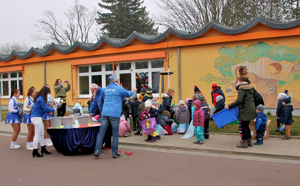 Rosenmontag im Mini-Format: Der Kukakö überraschte die Kinder der Kita „Spielkiste“ in Köthen mit Süßigkeiten.