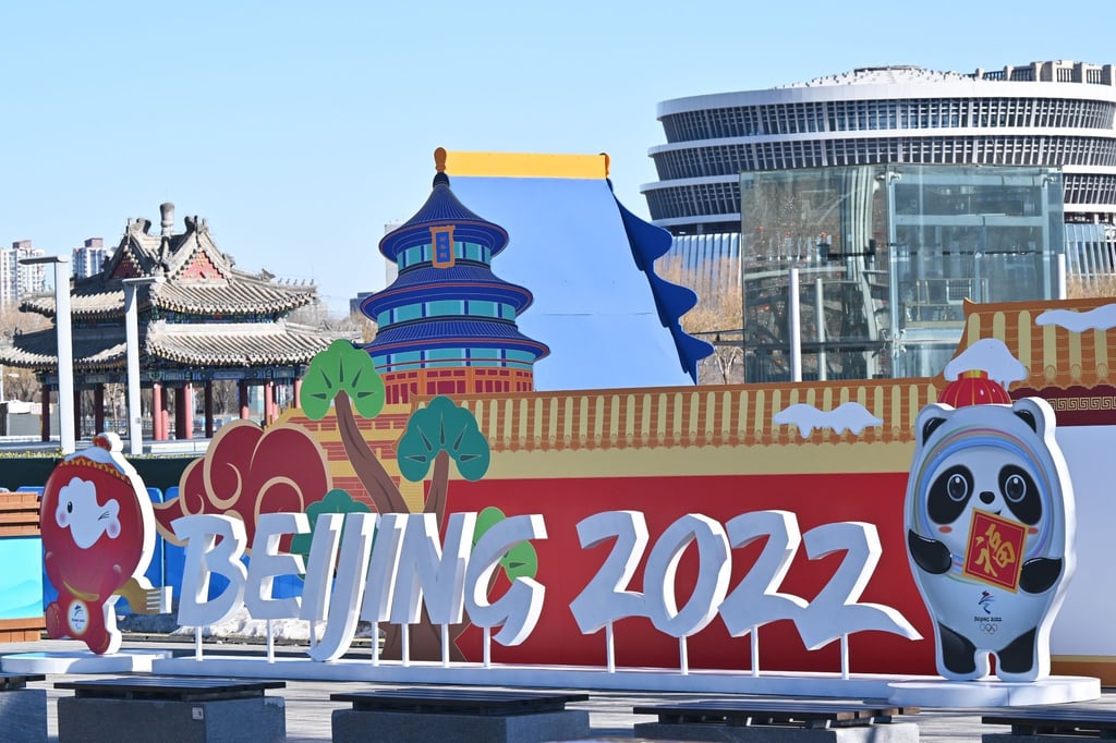 Neben dem Schriftzug „Beijing 2022“ Maskottchen Shuey Rhon Rhon (l).