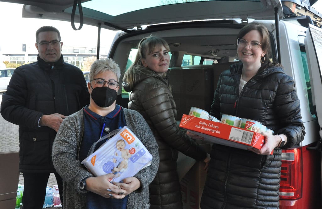 Guido Frühauf (links) hat zusammen mit seinem Team vom Autodienst Schönebeck Spenden für die Ukraine gesammelt. Daran beteiligte sich auch ein benachbarter Discounter.