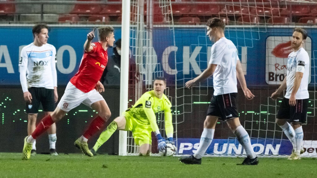 HFC-Stürmer Elias Huth trifft zum 2:1 gegen Viktoria Berlin.